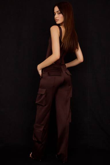 vestiario esso House of CB pantaloni cargo in raso color cioccolato Daria X44T939