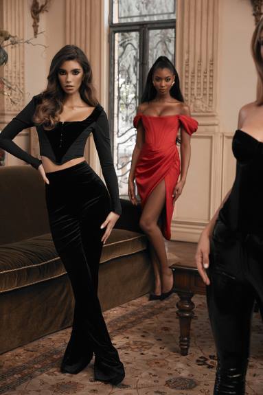 vestiario esso House of CB abito loretta in raso rosso con spalle scoperte X44T630