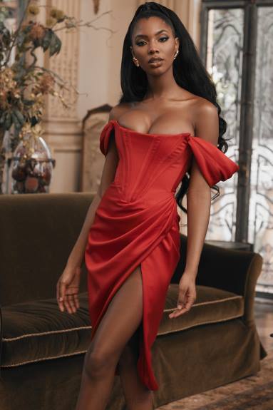 vestiario esso House of CB abito loretta in raso rosso con spalle scoperte X44T630