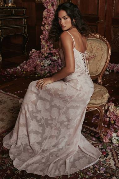 vestiario esso House of CB maxi abito lungo in pizzo floreale rosa tenue sul retro X44T366