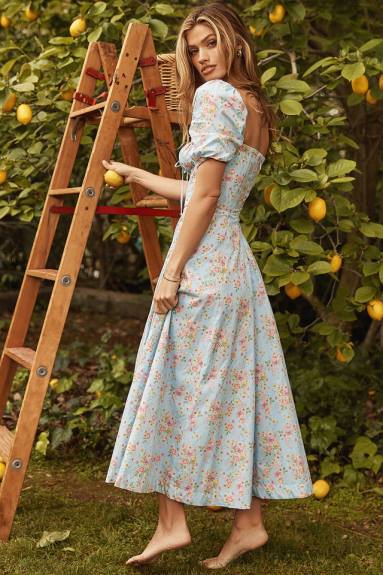 vestiario esso House of CB Abito midi tallulah blu con maniche a sbuffo floreali vintage X44T572